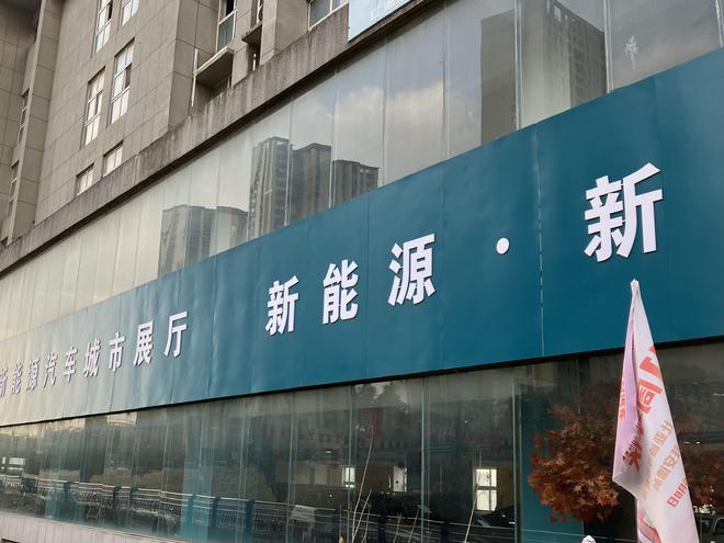 小县城新能源汽车春节观察：路上跑的、店里卖的越来越多