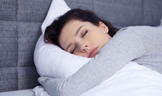 梦见把别人从水里救起（梦见把别人从水里救起,我往河里扔了一块钱）