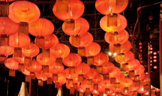 一个人的张灯结彩讲的是什么（一个人的张灯结彩好看吗）