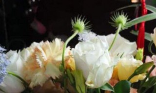买的鲜花怎么保持久一点（花店包好的花束怎么保存）