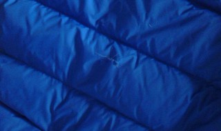 羽绒服划破了怎么办（羽绒服划破了怎么办不留痕迹）