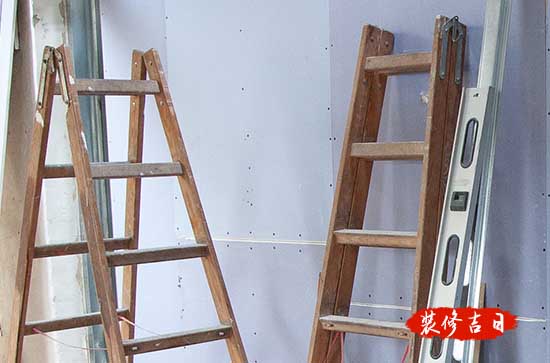 墙纸贴久了撕下来会有痕迹吗 墙纸贴久了撕不下来怎么办